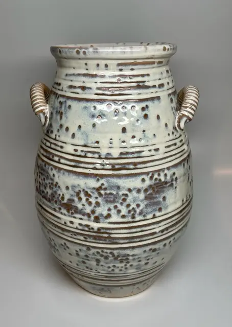 A vase with handle